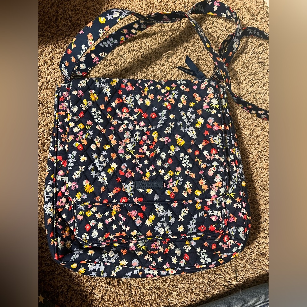Vera Bradley essential mailbag crossbody